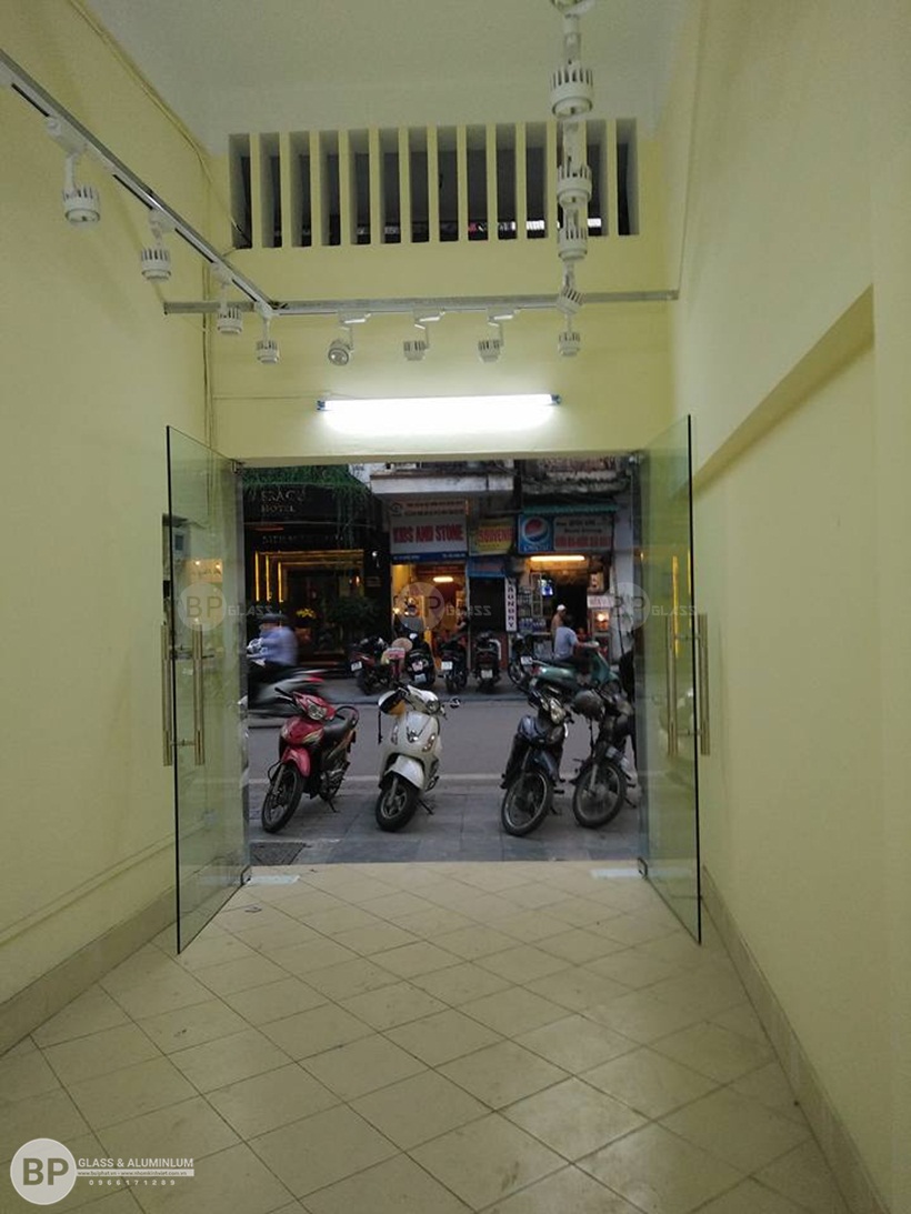 thi công cửa kính thủy lực nhà anh Phương Chung Cư 103 Văn Quán